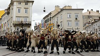 Eine Gruppe des Karnavalsumzugs präsentiert sich in den Straßen von Rijeka mit großen gehörnten Tierköpfen
