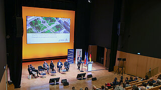 Bild von oben: Stadtrat Dr. Clemens Cremer hält eine Präsentation zum Projekt Smarter Friedrichsplatz