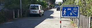 Das Bild zeigt ein falsch geparktes Auto. Tatbestand: Parken in einem Verkehrsberuhigten Bereich außerhalb gekennzeichneter Flächen