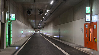 Straßenverlauf im leeren Karoline-Luise-Tunnel