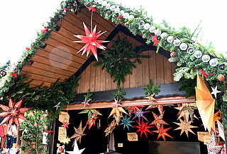 Bude auf dem Weihnachtsmarkt mit Sternen dekoriert.