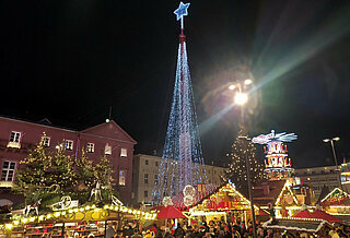 Blick auf den Weihnachtsmarkt auf dem Marktplatz von oben 