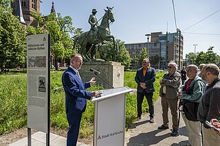 Die neue Stele informiert über die Hintergründe des Leibdragonerdenkmals am Mühlburger Tor.