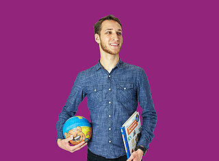 Mann mit Ball und Buch in den Händen vor lila Hintergrund