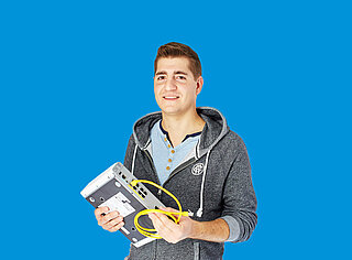 Mann mit Router in der Hand vor blauem Hintergrund