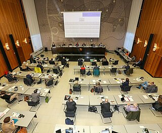 Der Gemeinderat tagt im Bürgersaal.