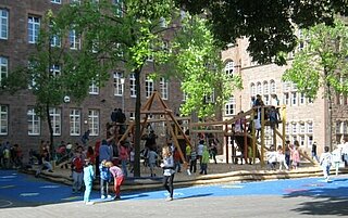Das Bild zeigt den Spielplatz im Schulhof der Gutenbergschule