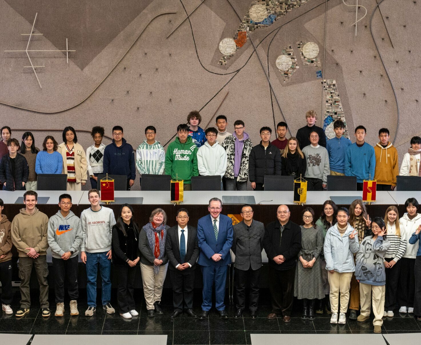 Bürgermeister Dr. Albert Käuflein (Mitte) begrüßt Schülerinnen und Schüler aus dem chinesischen Zhousan im Karlsruher Rathaus.