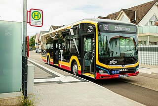 Bus der Linie 60 hält an Haltestelle Bernsteinstraße.