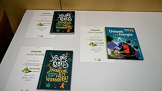 Bücherpreise und Urkunden für die zweitplatzierten Schulen Europäische Schule, Humboldt Gymnasium und die Grundschule Hagsfeld.
