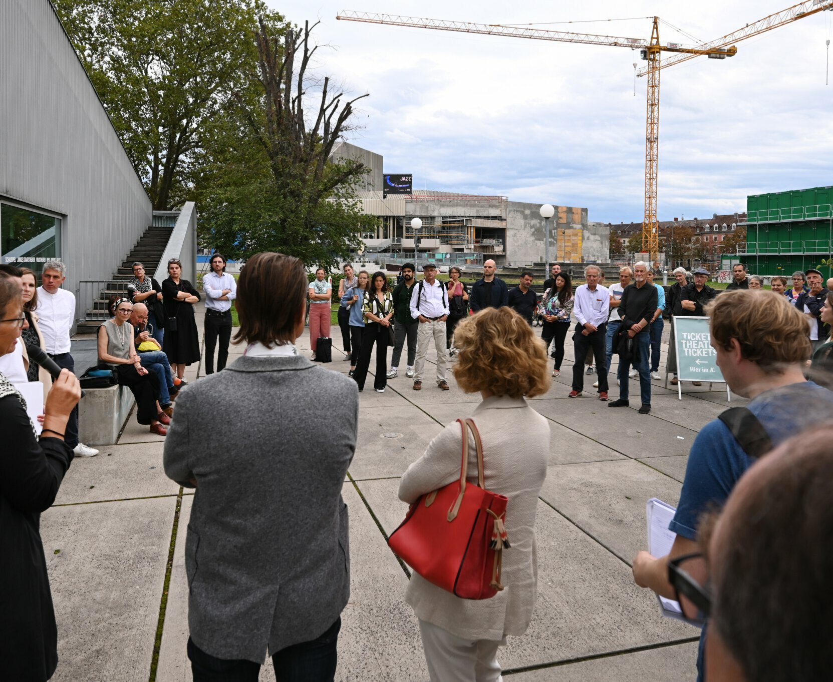 Interessierte versammeln sich anlässlich des Architekturspaziergangs am K-Punkt in Karlsruhe