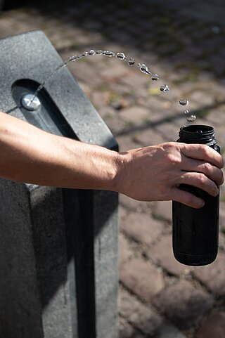 Am Trinkwasserbrunnen kann man unterwegs seine Wasserflasche auffüllen.