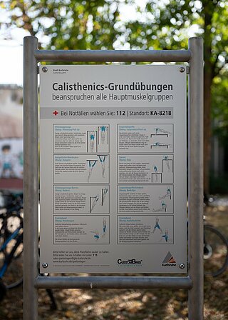 Ein Schild an der Calisthenicsanlage in der Karlsruher Oststadt schlägt verschiedene Übungen vor.