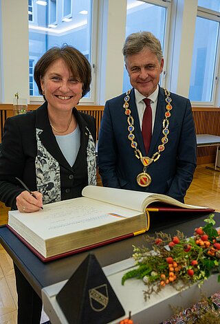 Die rumänische Botschafterin Adriana-Loreta Stanescu trägt sich im Beisein von OB Dr. Frank Mentrup ins Goldene Buch der Stadt Karlsruhe ein
