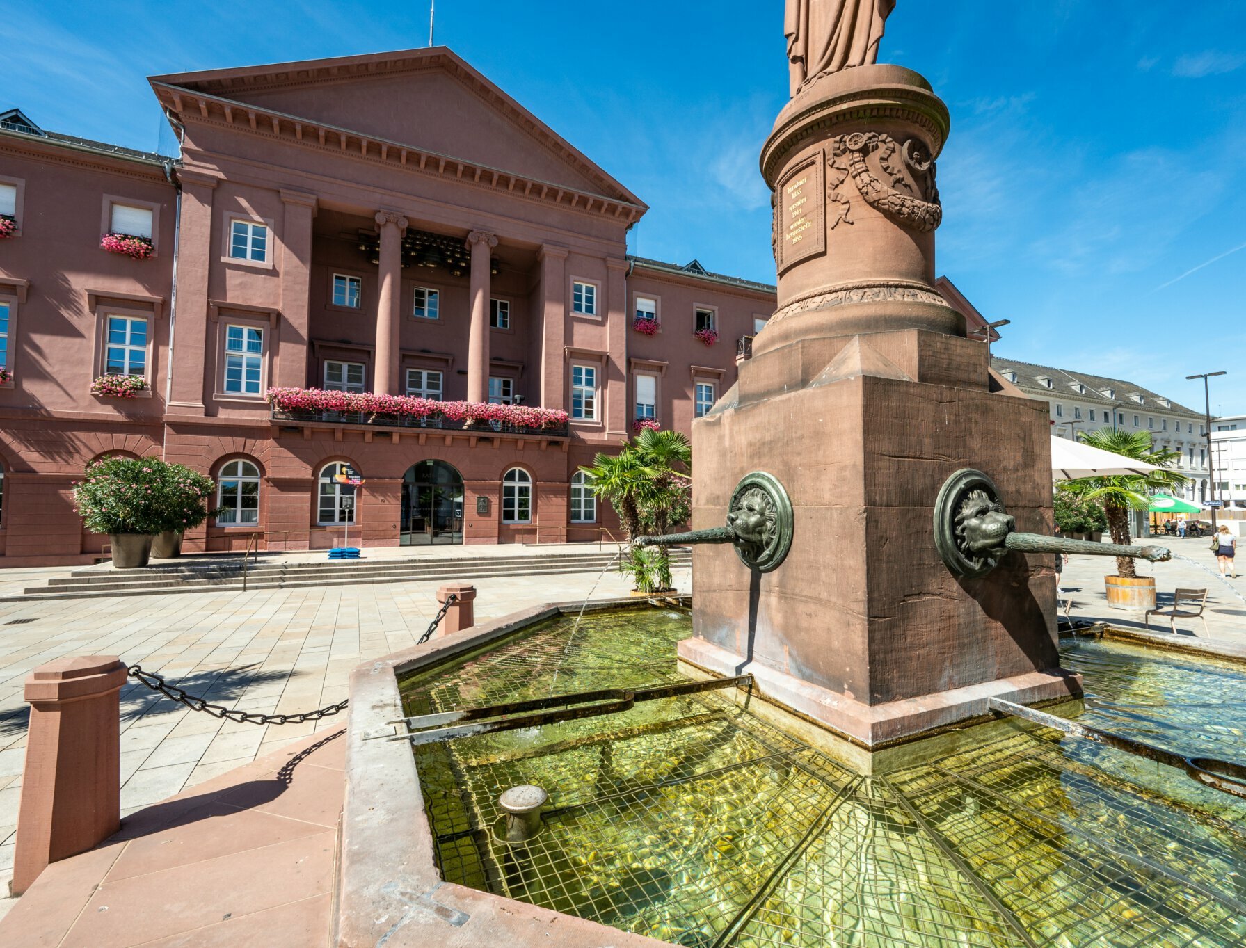 Außenansicht des Rathausgebäudes am Marktplatz mit Brunnen im Vordergrund