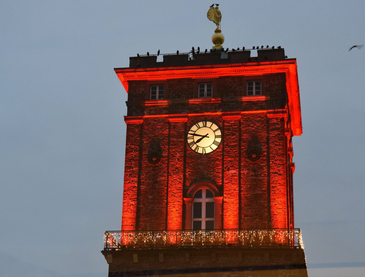 Weihnachtlich beleuchteter Rathausturm zur Winterzeit