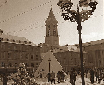 Blick auf den Marktplatz mit Pyramide und Evangelischer Stadtkirche im Winter, 1985