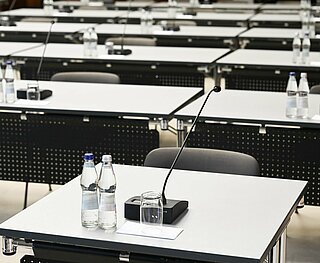 Einzelne Tische mit Mikrofonen im Bürgersaal