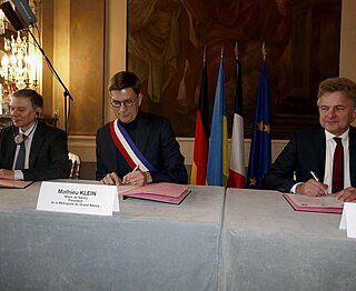 Die Oberbürgermeister von Winnyzja, Nancy und Karlsruhe bei der Unterzeichnung der trinationalen Kooperationsvereinbarung