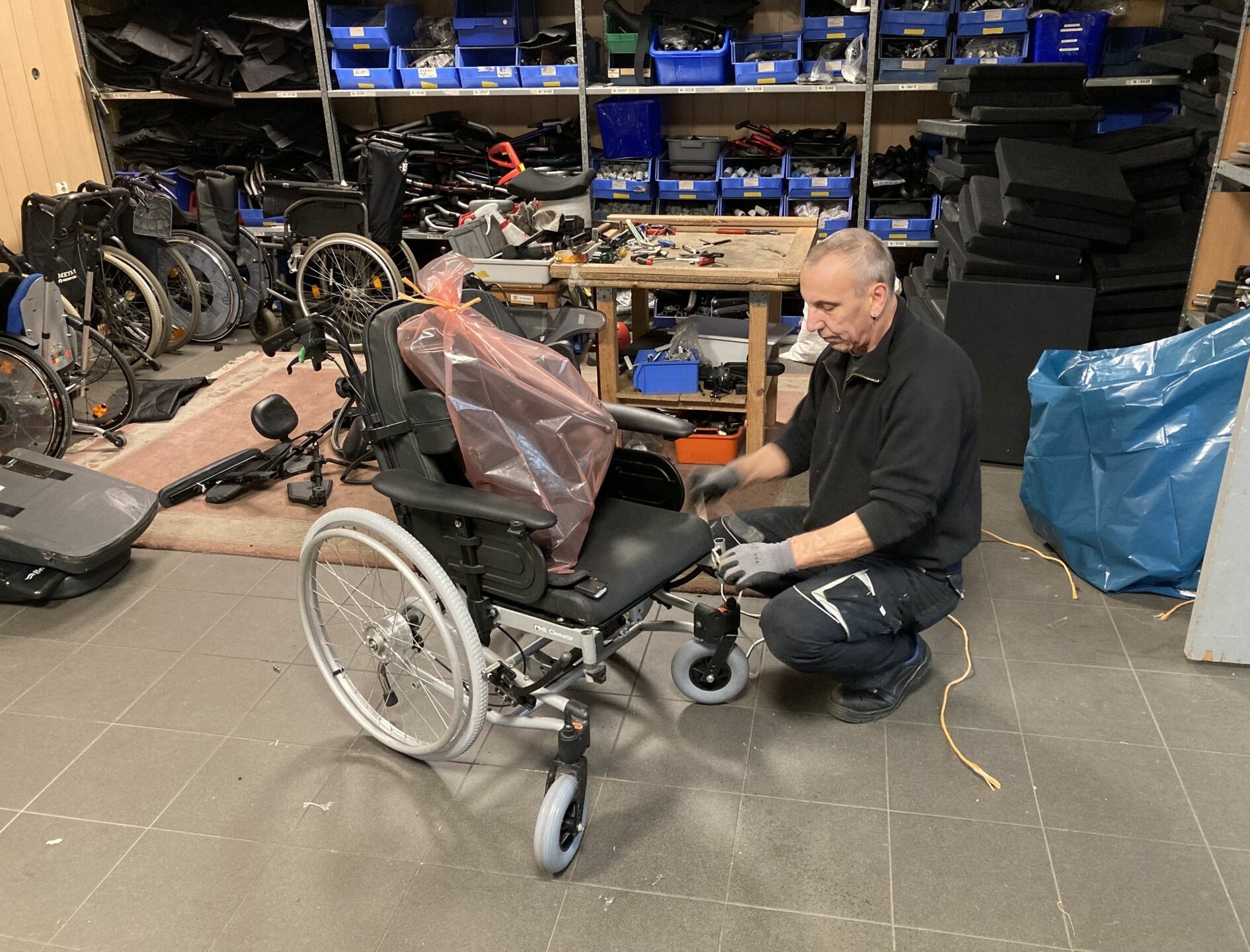Gespendete Rollstühle werden repariert und zum Transport verpackt.