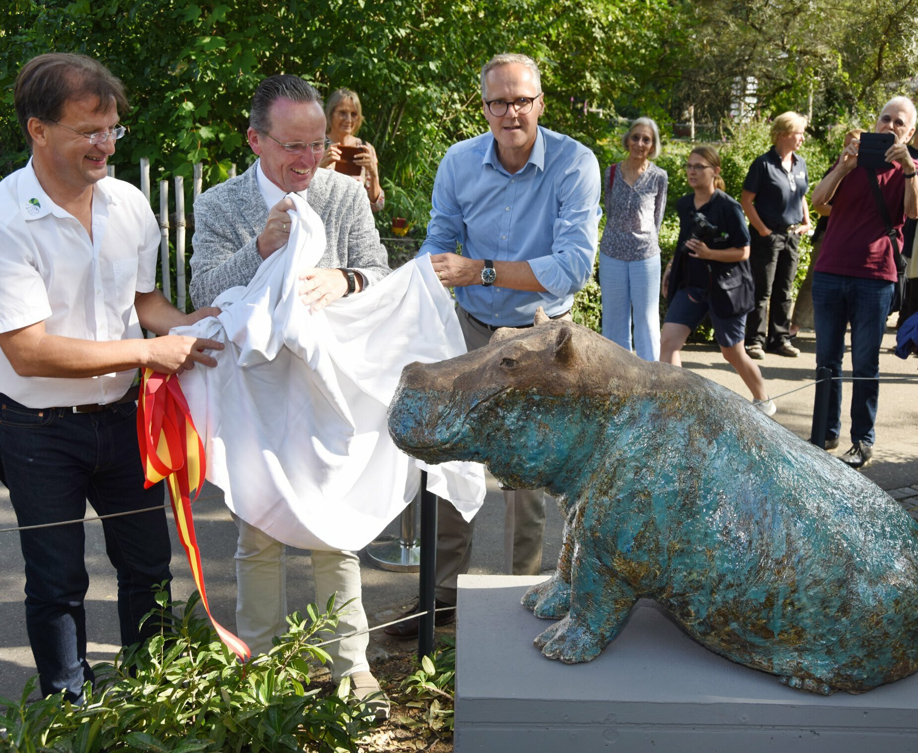 Zoo-Chef Reinschmidt, Bürgermeister Käuflein und Vollack Geschäftsführer Blaurock (v.l.) präsentieren die Majolika-Skulptur „Blue“. 