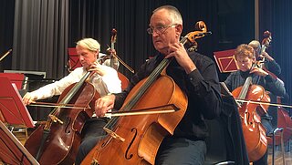 Das Bild zeigt einige Cellisten des Seniorenorchesters.