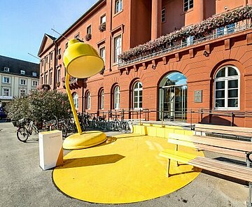 Rathaus mit großer gelber Lampe davor