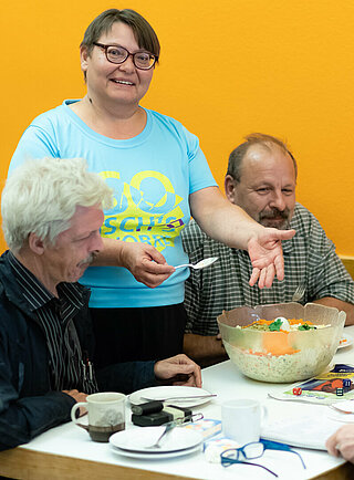 Mariola, Ehrenamtliche Mitarbeiterin, kocht im Tagestreff für Obdachlose "TÜR"