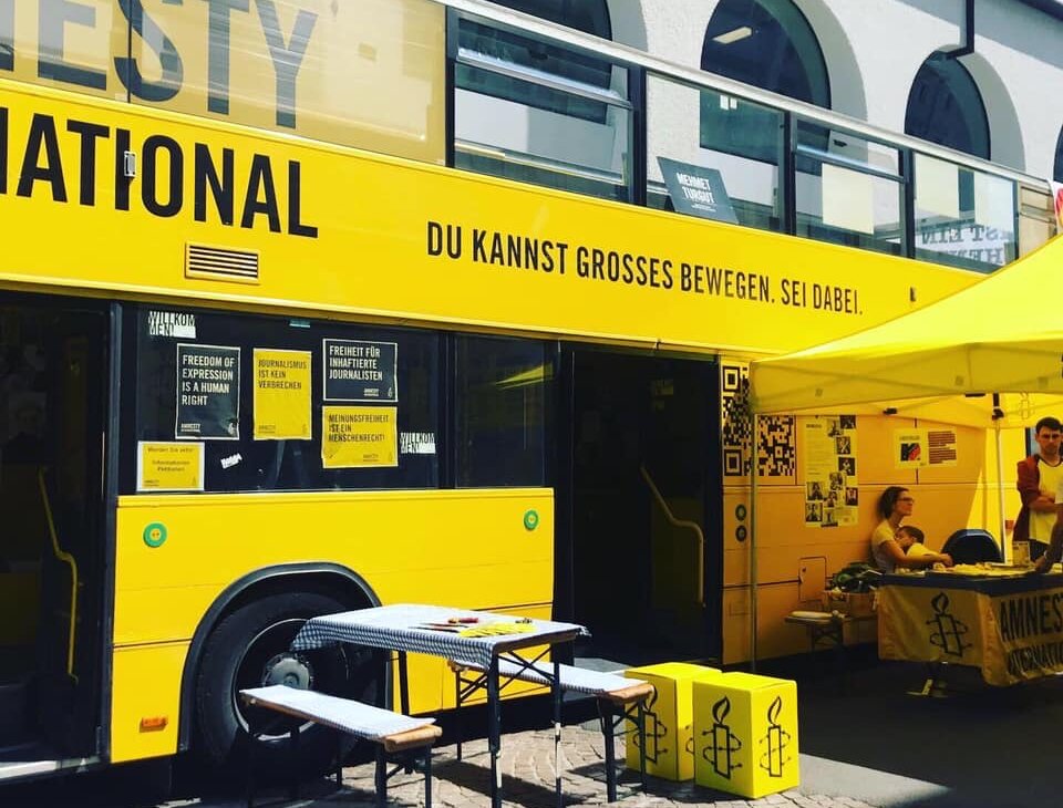 Amnesty International Karlsruhe ist mit seinem Bus unterwegs.