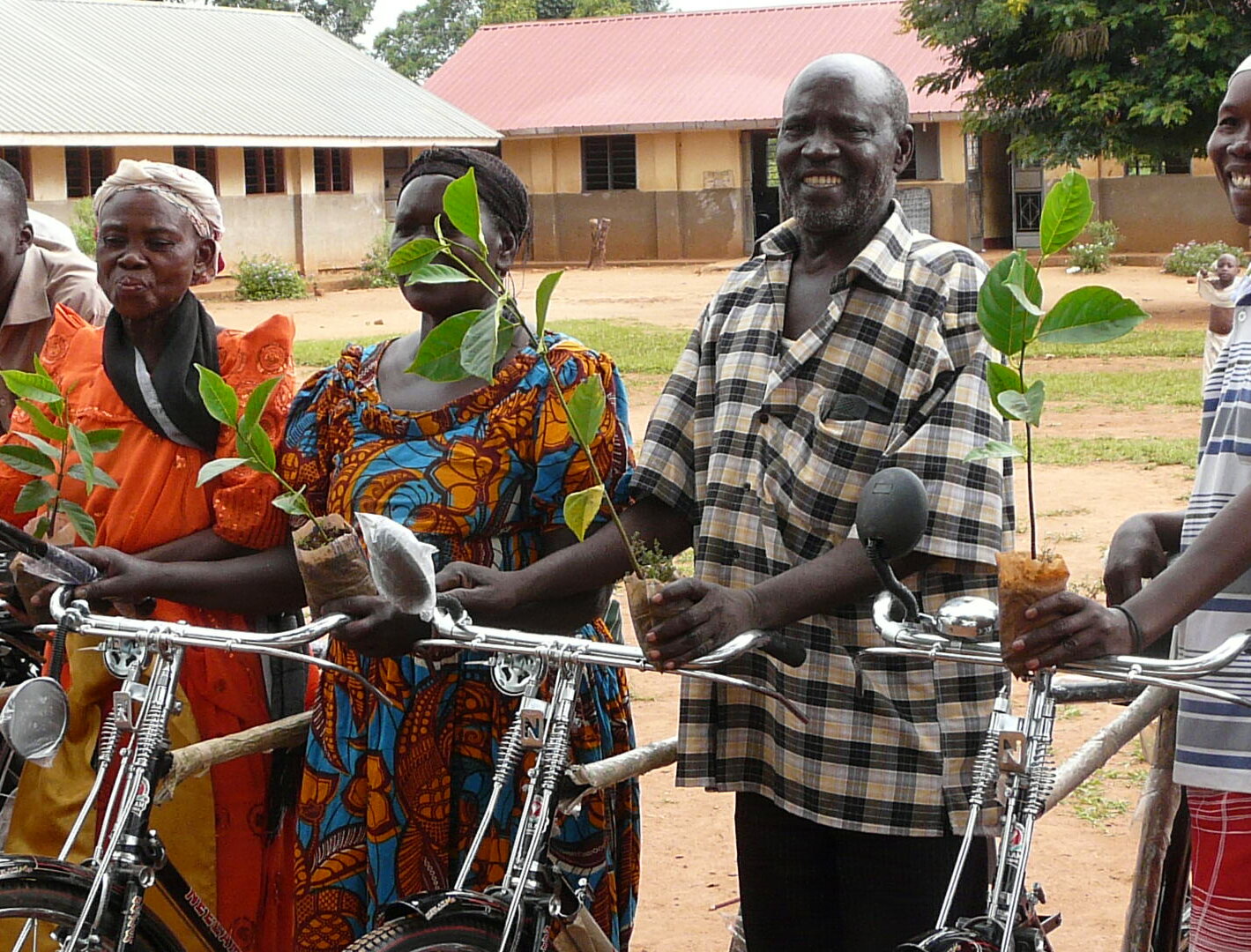 Räder und Baumsetzlinge für Kleinbauern