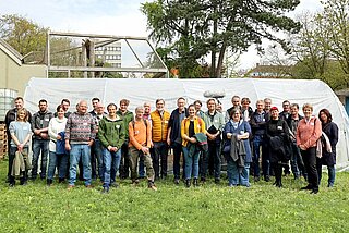 Die Teilnehmer des Expertenforums zur Rettung des Moorfroschs vor der Aufzuchtanlage im Zoo Karlsruhe. 