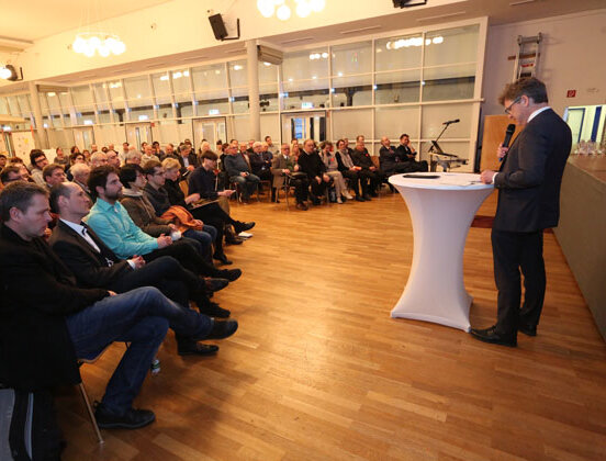 Bild mit Publikum und Oberbürgermeister Dr. Mentrup am Rednerpult.