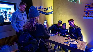 Am Eröffnungstag des craft.CAFE fand eine Autogrammstunde mit KSC-Spielern statt.