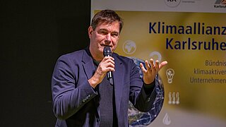 David Hermanns vom CyberForum  spricht zu den versammelten Mitgliedern und Interessierten bei der ersten Jahreskonferenz der Klimaallianz Karlsruhe