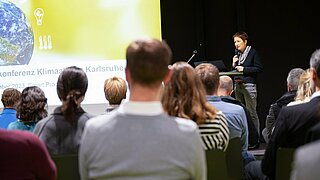 Bürgermeisterin Bettina Lisbach hält Rede vor den versammelten Mitgliedern und Interessierten bei der ersten Jahreskonferenz der Klimaallianz Karlsruhe.