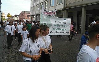 Das Bild zeigt eine Demonstration in der Karlsruher Innenstadt.