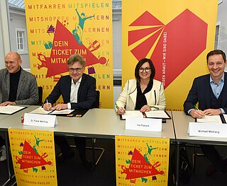 Beitritt zur Sozialregion: Die Kommunalvertreter Marc Wagner, Frank Mentrup, Iris Fleisch und Michael Möslang (v.l.) bei der Unterschrift.