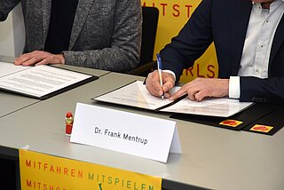 "Damit erweitern wir das Erfolgsmodell von Karlsruher Kinderpass und Karlsruher Pass", betonte OB Mentrup bei der Unterzeichnung zum Beitritt der drei Kommunen.