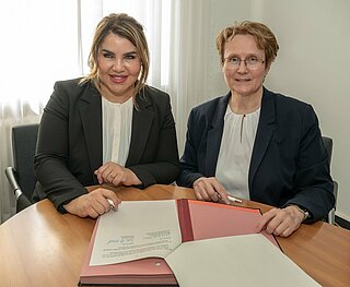 Iman El Sonbaty unterzeichnet am 20. März im Rathaus ihren Vertrag als Geschäftsführerin der Stadtwerke Karlsruhe