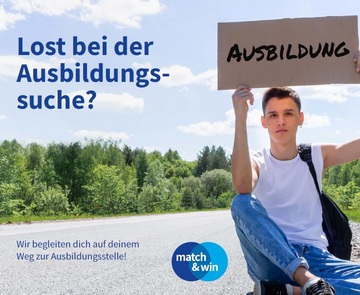Junge mit Schild Ausbildung als Symbol für Ausbildung bei der Arbeitsförderung Karlsruhe