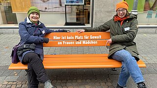 Hier ist kein Platz für Gewalt gegen Frauen! Die orangenen Bänke sind ein Gemeinschaftsprojekt des Gartenbauamtes und dem Zonta Club Karlsruhe e.V. zum Internationalen Tag gegen Gewalt an Frauen.