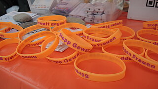Stoppt Gewalt gegen Frauen - Orangene Armbänder zeigen Solidarität 