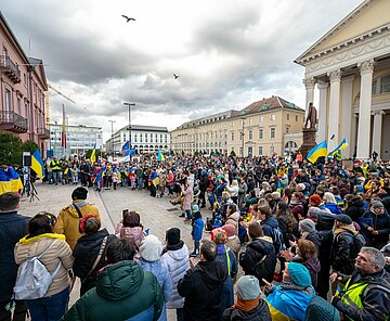 Solidarität mit Ukraine gezeigt: Mehrere Hundert Menschen ­versammelten sich auf dem Marktplatz, um an den Beginn des russischen Angriffskriegs vor zwei Jahren zu erinnern.