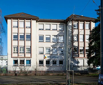 Frontalansicht eines Gebäudes mit Schriftzug "internationales begegnungszentrum".