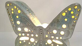 Das Bild zeigt einen LED-Schmetterling aus Keramik.