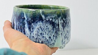Das Bild zeige blau-grüne Matchaschale aus Keramik.