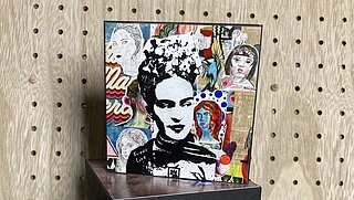Das Bild zeigt einen Kunstdruck von Frieda Kahlo.