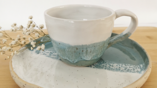 Das Bild zeigt Tasse und Teller aus Keramik.