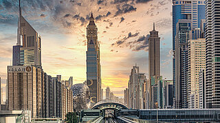 Das Bild zeigt eine Fotografie der Skyline in Dubai