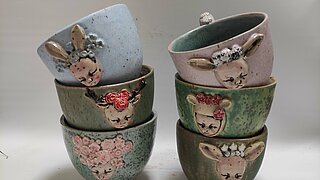Das Bild zeigt bunte Tassen Keramik im Retrodesign.